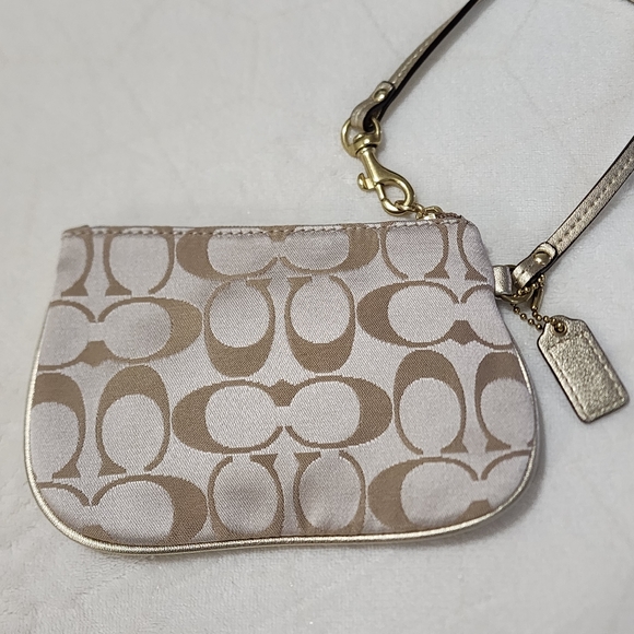 Coach Poppy Wristlet - Picture 4 of 9